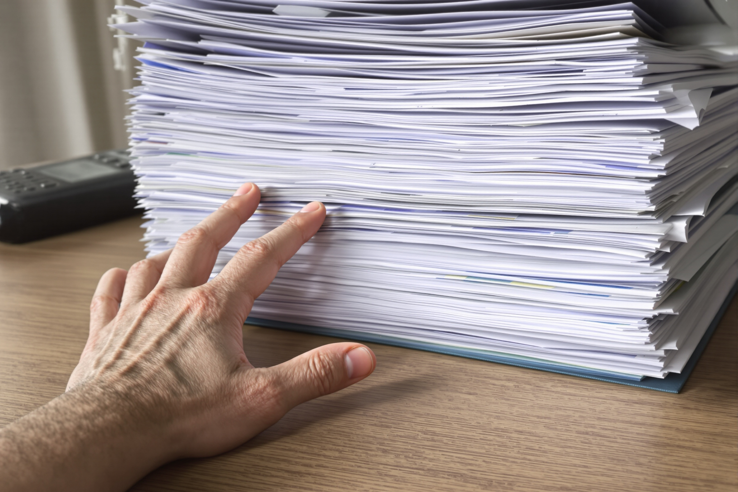 Dossier administratif complexe et main fatiguée