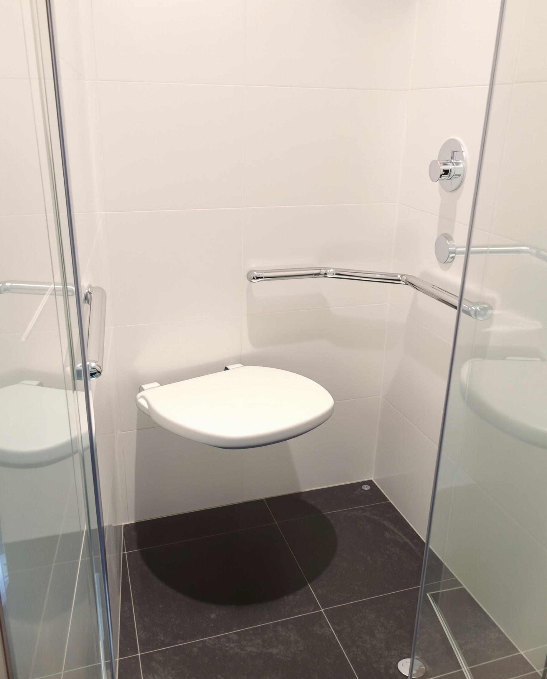 Douche à l'italienne PMR moderne parfaitement équipée